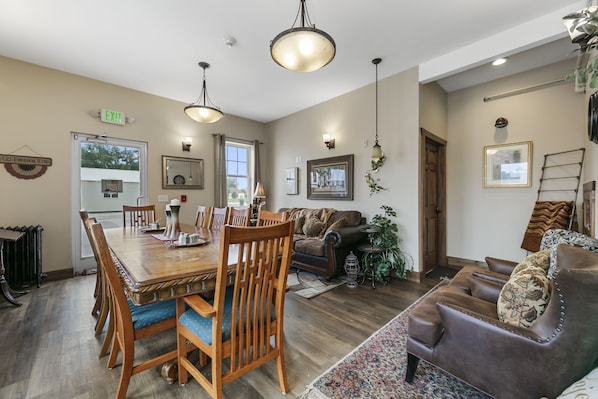 Classic Room | Dining room - Twisters Bed and Breakfast (Guernsey)