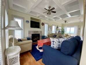 Smart-TV, Kamin, Tischfußball, Bücher