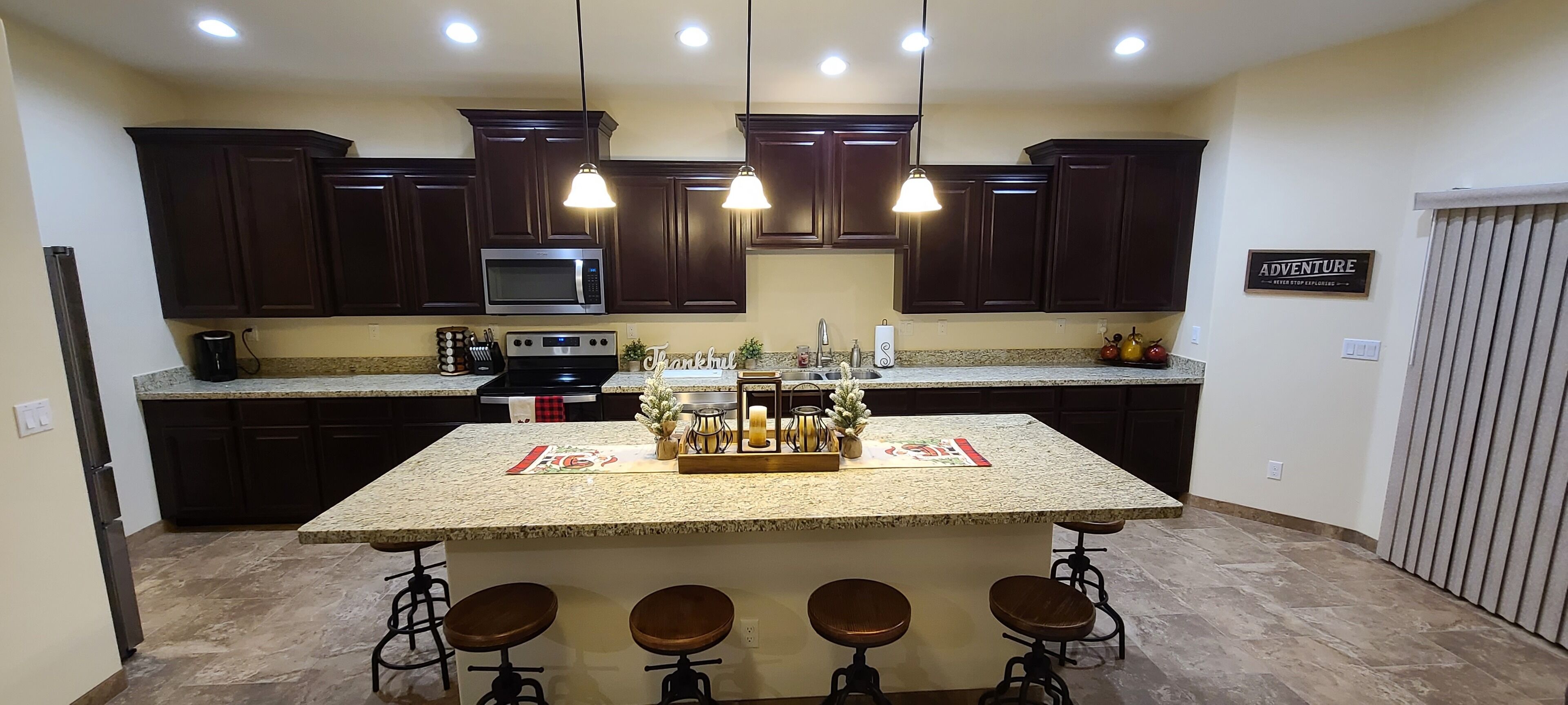 Kylskåp, mikrovågsugn, ugn och spishäll