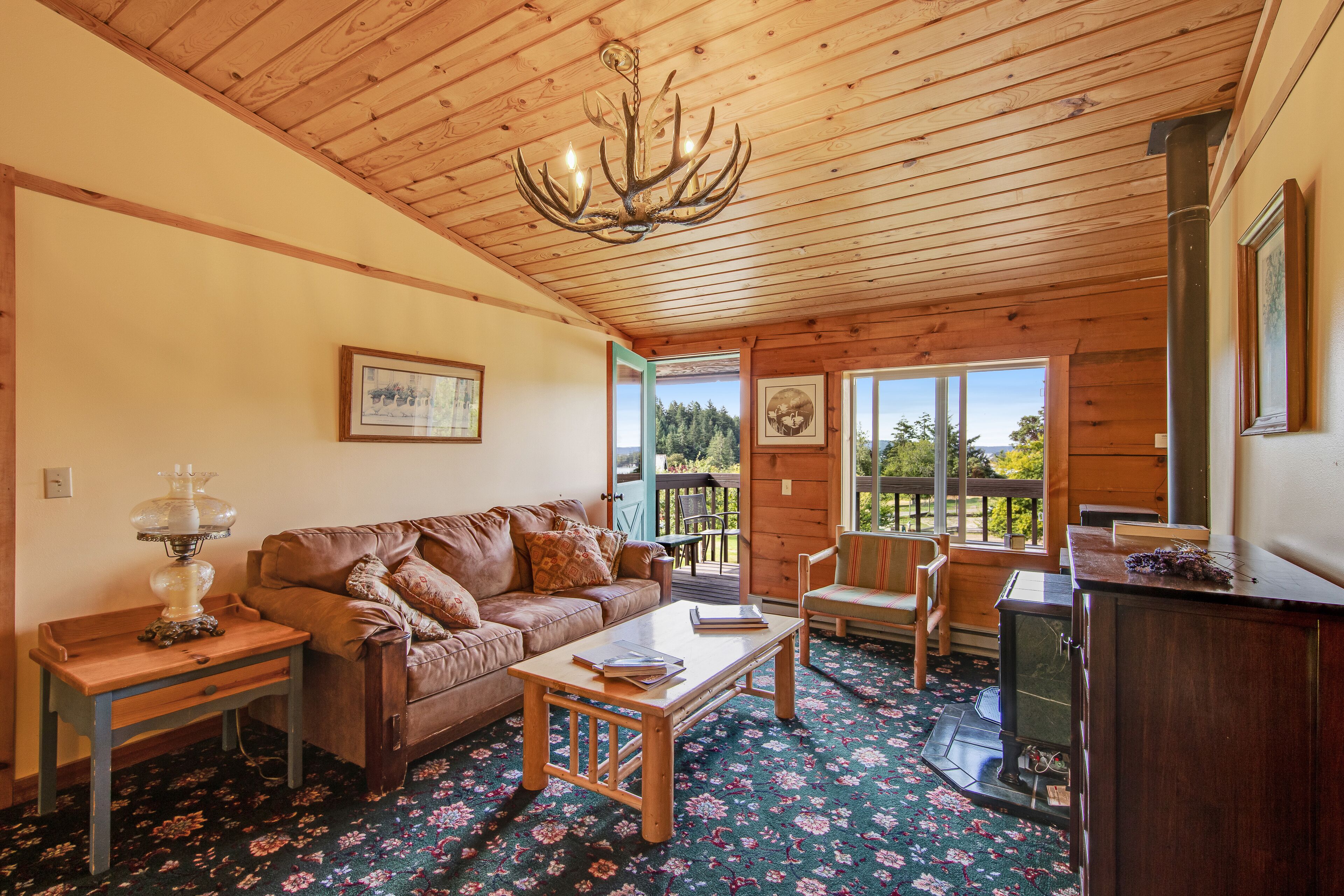 Charming Room at the Inn w/ Shared Grill - Walk to Marina & Beach! in Deer Harbor, United States