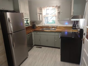 Refrigerador, microondas, horno y parrilla de estufa 