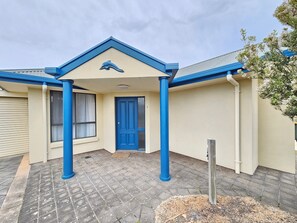 Exterior - Dolphin Court - Park your car and walk to all that Robe has to offer (Robe)