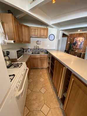 Fridge, microwave, oven, stovetop - The Ebb Tide Beach Bungalow (Half Moon Bay)