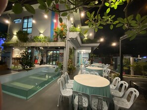 Outdoor dining - OneRiimba Garden View Residence. Private Pool. Jacuzzi. Karaoke. 5mins Legoland (Johor Bahru)