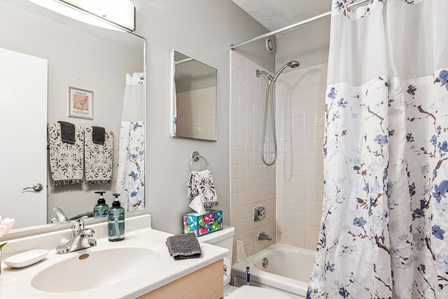 Master bathroom with towels, conditioner and body wash for our beloved guests.