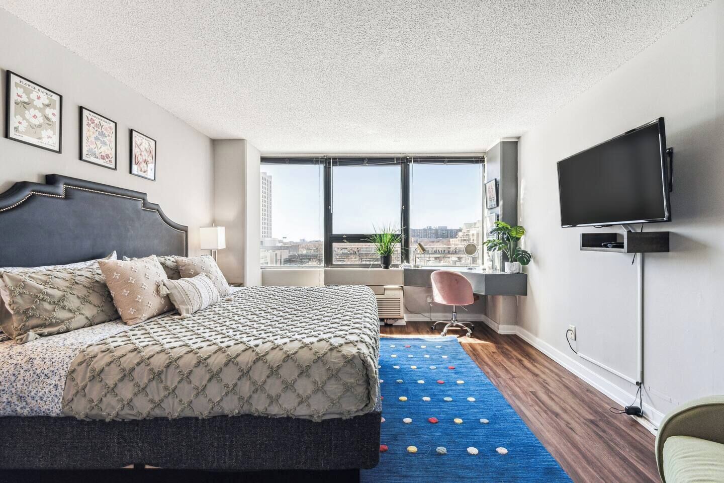 2 slaapkamers, een bureau, een strijkplank/strijkijzer, reisbedje