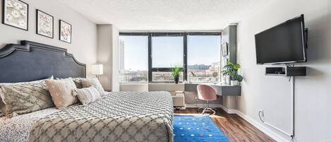 2 slaapkamers, een bureau, een strijkplank/strijkijzer, reisbedje