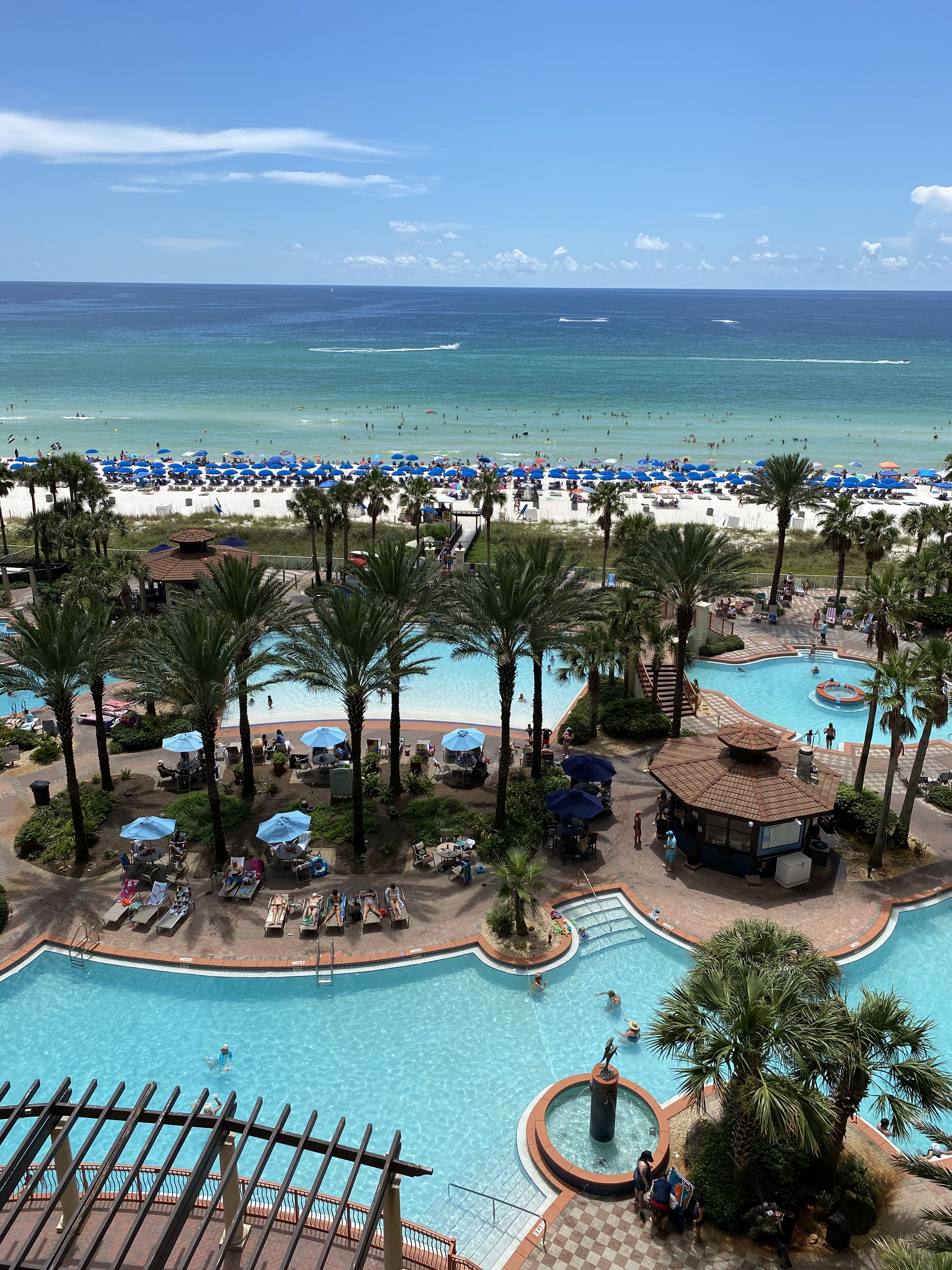 Een binnenzwembad, een buitenzwembad