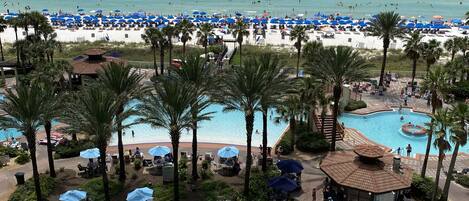 Een binnenzwembad, een buitenzwembad