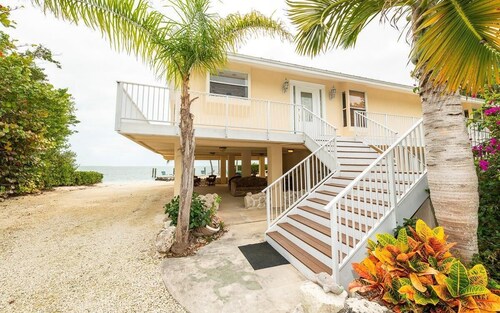 Oceanfront home-shared swimming pool, dockage-just 20 miles from Key West