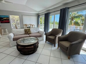 Smart TV - Oceanfront home-shared swimming pool, dockage-just 20 miles from Key West (Cudjoe Key)