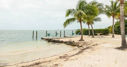 Oceanfront home-shared swimming pool, dockage-just 20 miles from Key West