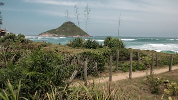 En la playa, camas de playa, sillas reclinables de playa, sombrillas