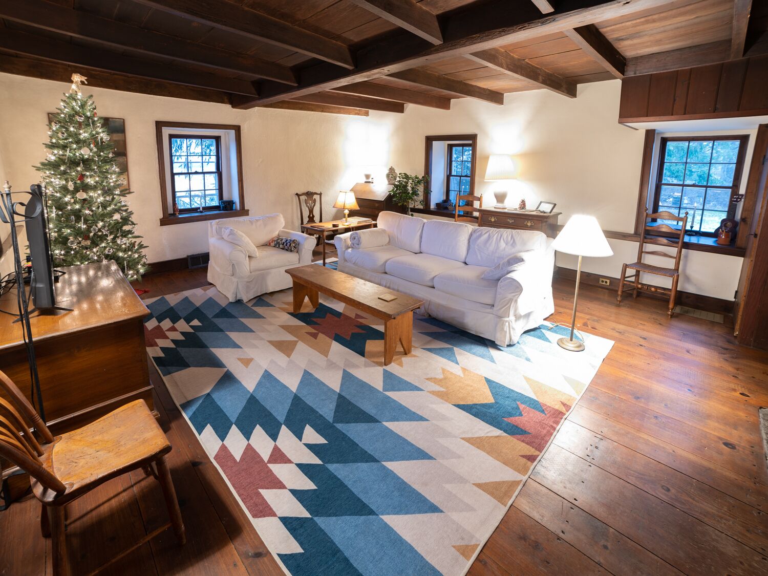 Smart-TV, peis, DVD-spiller og bøker