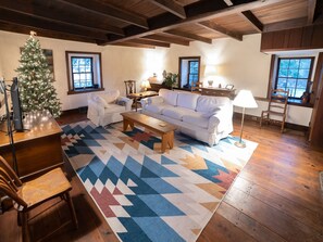 Smart TV, chimenea, reproductor de DVD y libros