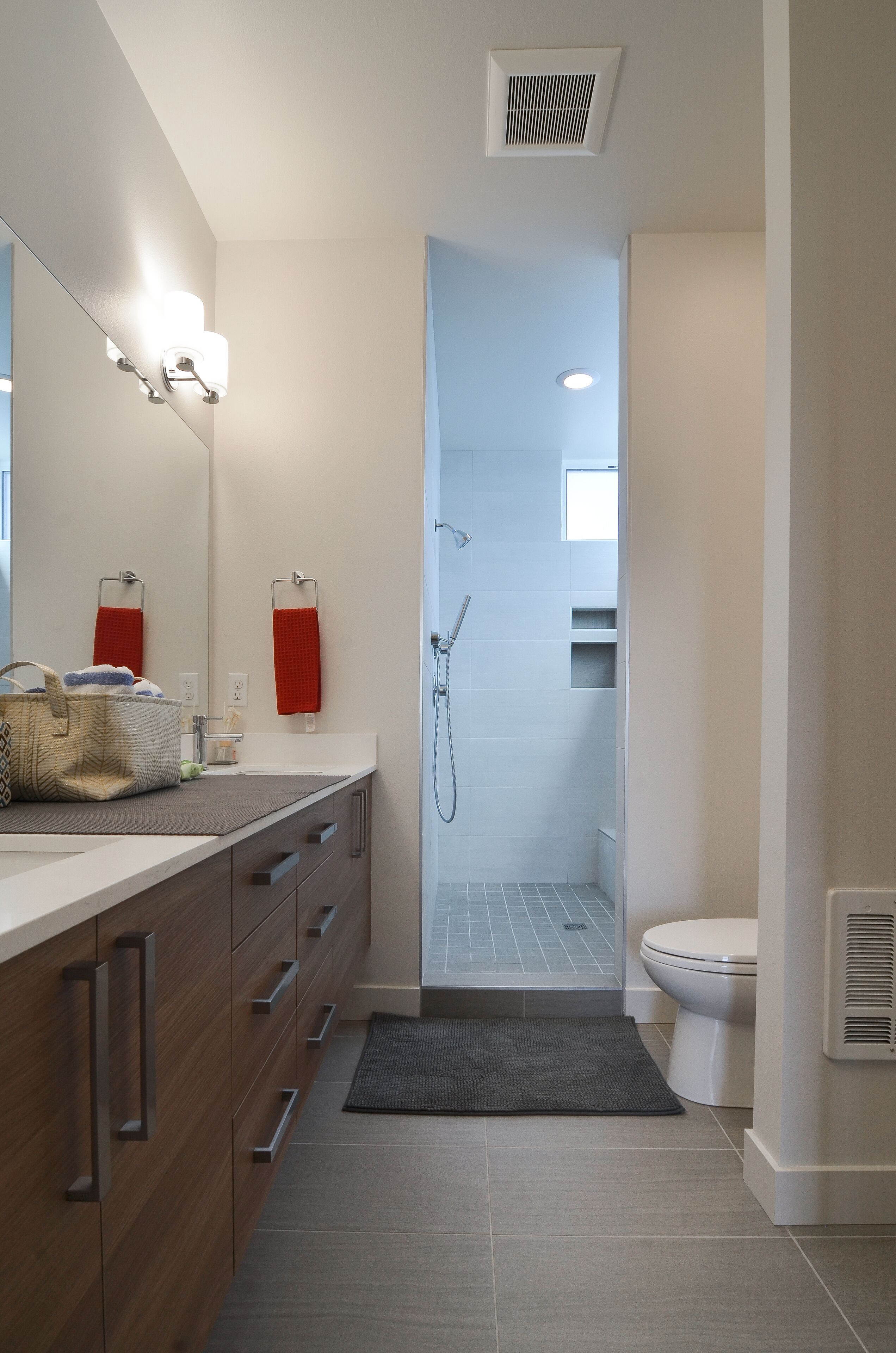 Ein modernes Badezimmer mit Dusche, Toilette und Waschtisch.