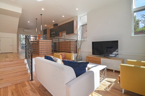 Stunning Space Needle, Downtown and Lake Union View - Modern Townhome + Parking