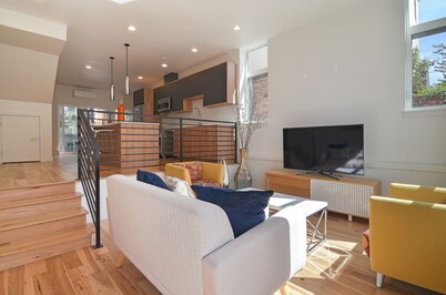 Stunning Space Needle, Downtown and Lake Union View - Modern Townhome + Parking