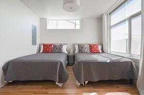 3 Schlafzimmer, Schreibtisch, Bügeleisen/Bügelbrett, Reisekinderbett