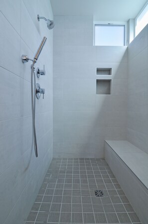 Dusche, Haartrockner, Handtücher, Seife