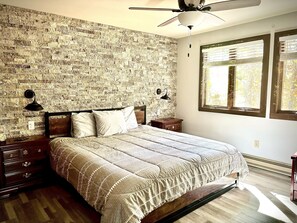 3 soverom, skrivebord, strykejern/-brett og reiseseng for barn