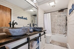 Kombinert dusj/badekar, hårføner og håndklær