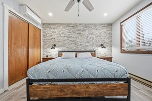 3 soverom, skrivebord, strykejern/-brett og reiseseng for barn