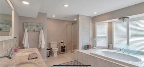 Duschwanne, Whirlpool, Haartrockner, Handtücher