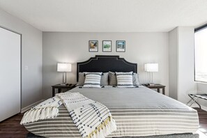 2 間睡房、書桌、熨斗/熨衫板、可攜式嬰兒床