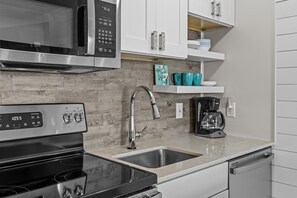 Frigorifero, microonde, forno, piano cottura