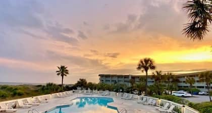 Modern Oceanfront 3rd Floor Condo w/Amazing Ocean View! Pool & Pier Access!