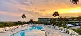Modern Oceanfront 3rd Floor Condo w/Amazing Ocean View! Pool & Pier Access!