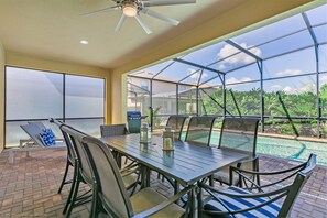 Outdoor dining - PROMO Charming 8 BR Villa, Game Room, Resort - by Blue Sky Villas (Kissimmee)
