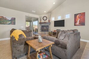 Televisión, chimenea, reproductor de DVD y libros