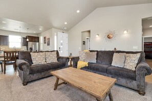 Een televisie, een open haard, een dvd-speler en boeken