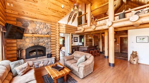 Luxurious & spacious log cabin rental. Family friendly. Lots of amenities. 