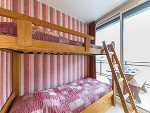 2 bedrooms, iron/ironing board, WiFi