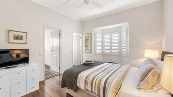 3 bedrooms, desk, iron/ironing board, travel crib