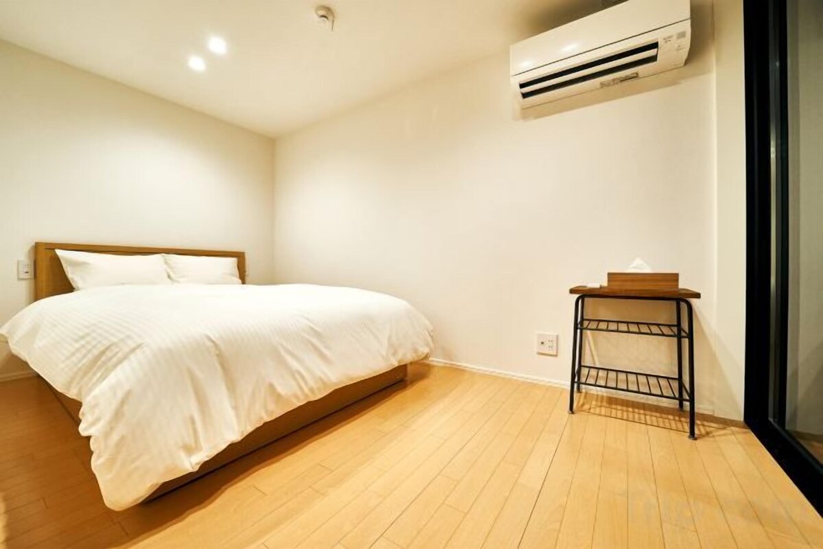 1 bedroom, premium bedding, down duvets, blackout curtains
