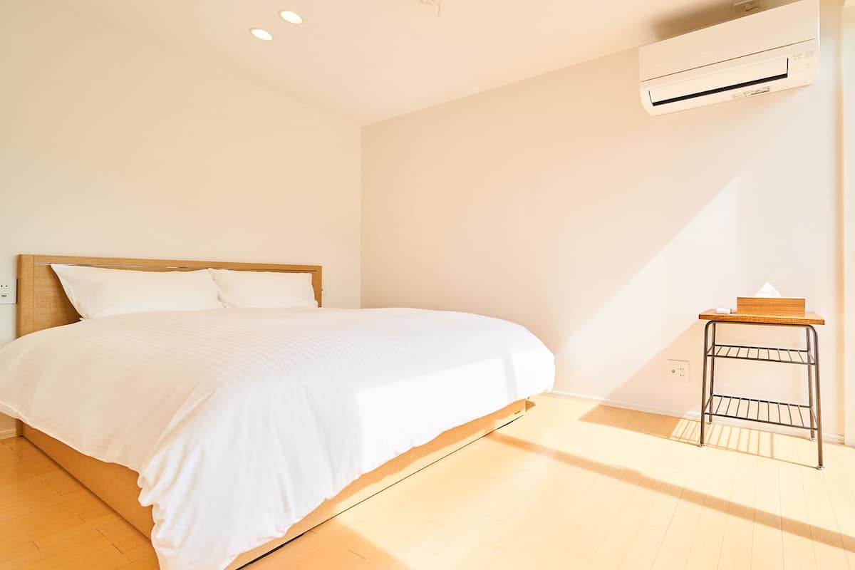 1 bedroom, premium bedding, down comforters, blackout drapes