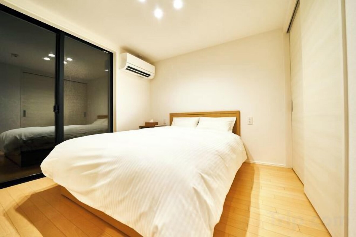 1 bedroom, premium bedding, down comforters, blackout drapes