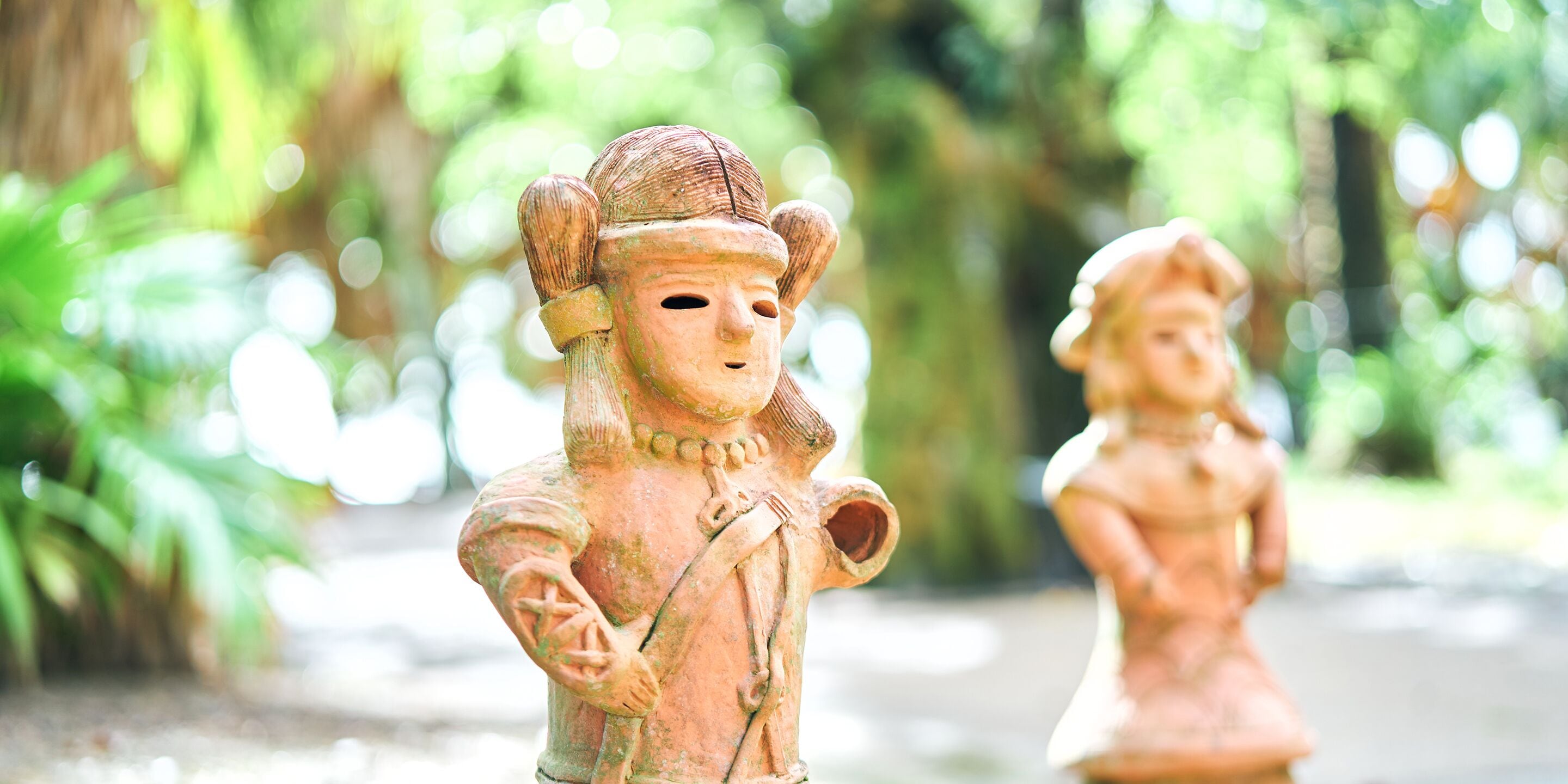 Estatuas de terracota en un jardín.