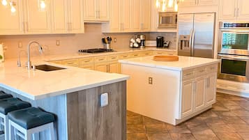 JÀÀkaappi, mikroaaltouuni, uuni, liesi