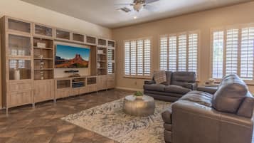 Smart TV, chimenea, videojuegos y reproductor de DVD