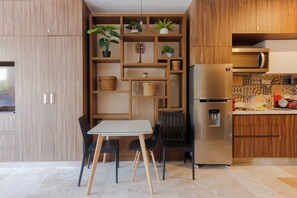 Kühlschrank, Mikrowelle, Herdplatte, Wasserkocher mit Kaffee-/Teezubehör