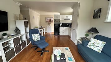 Smart TV, Netflix, DVD player, books