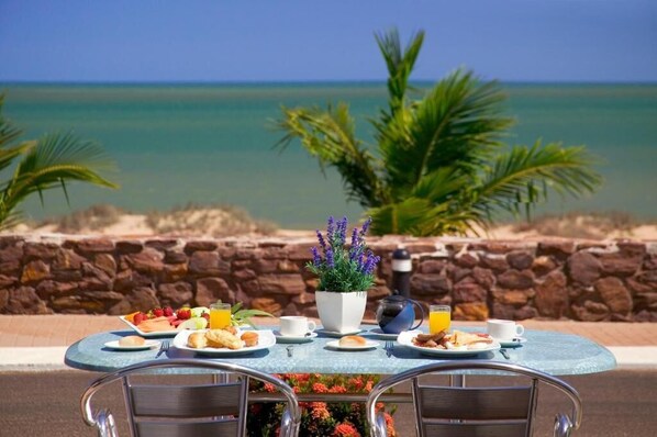 Petit déjeuner buffet servi tous les jours en supplément