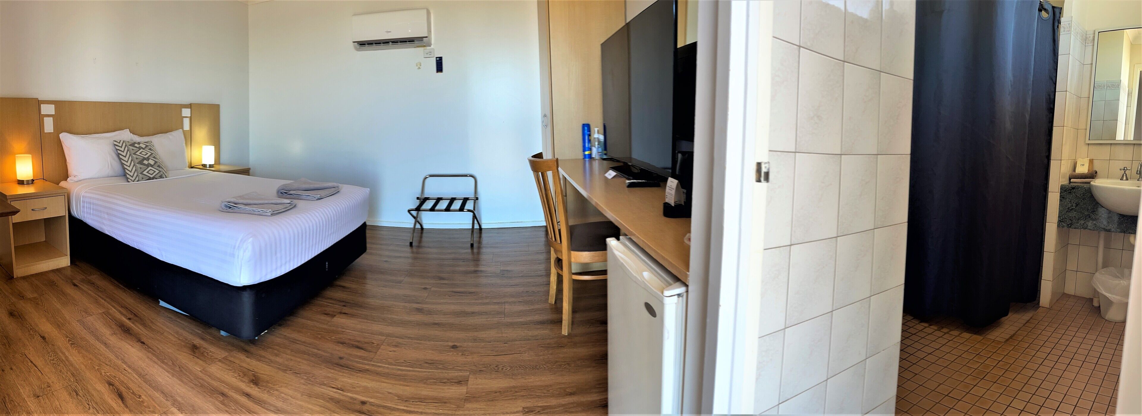 Studiolejlighed - 1 queensize-seng | Skrivebord, arbejdsområde til bærbare computere, mørklægningsgardiner