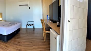 Studiolejlighed - 1 queensize-seng | Skrivebord, arbejdsområde til bærbare computere, mørklægningsgardiner