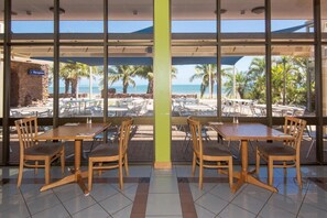 Petit déjeuner et dîner servis sur place